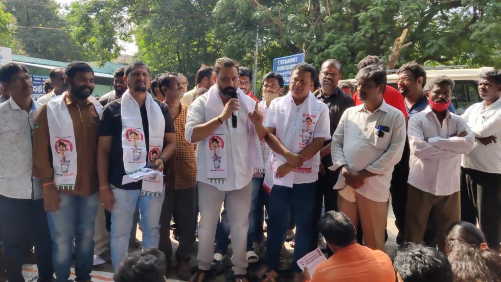 JanaSenaParty's tweet photo. ఈ కార్యక్రమానికి జనసేన పార్టీ మద్దతు తెలిపింది. ఎడి బిల్డింగ్ వద్ద చిత్తూరు జిల్లా జనసేన పార్టీ అధ్యక్షులు శ్రీ Dr పసుపులేటి హరిప్రసాద్ గారు,తిరుపతి ఇన్చార్జి శ్రీ కిరణ్ రాయల్ గారు, రాజారెడ్డి గారు, హేమకుమార్ గారు,ఆనంద్ గారు, కీర్తనగారు, సుమన్, మునుస్వామి, తదితరులు పాల్గొన్నారు. https://t.co/3qNmzi6AMA