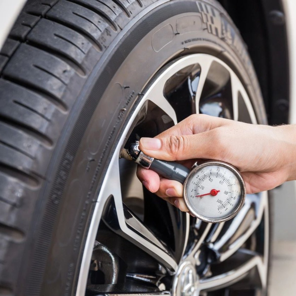 Changes in temperature can cause your car's tire pressure to change too. Make sure to test your levels before long drives this holiday season -- the ideal optimum is between 30 and 35 PSI. https://t.co/tBcAo0K5yO