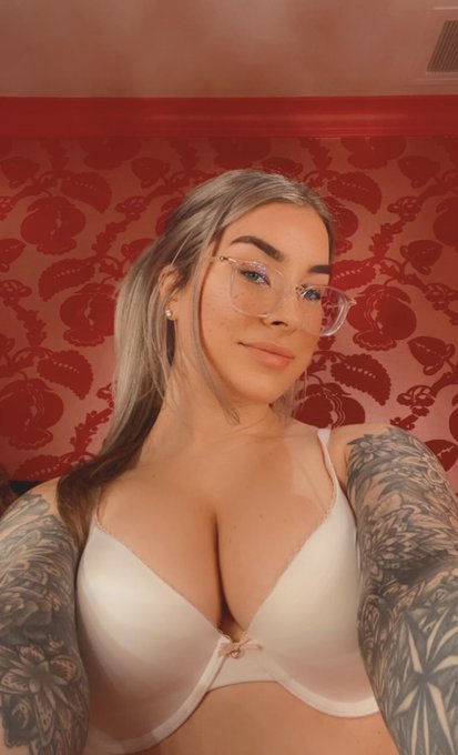 Face n tiddies https://t.co/lGmgre1ujm