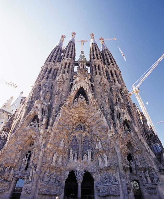 fpifa's tweet photo. Que la Sagrada Família mesuri 172m perquè aquesta és l’alçada màxima de Montjuïc, considerada l’alçada natural de BCN per Gaudí; o l’edifici més alt de NY 1776m (any de la declaració d’independència dels EEUU) són mostres clares del gran simbolisme que atribuïm a les xifres. https://t.co/yWeVCUIa3J