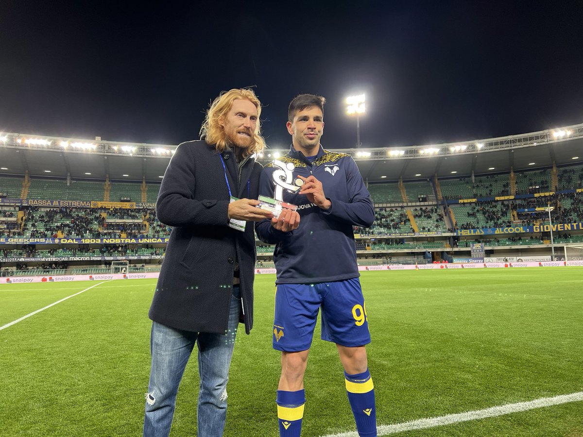🏆<a href="/simeonegiovanni/">Giovanni Simeone</a> premiato dal Vicepresidente vicario della <a href="/assocalciatori/">AIC</a> Davide #Biondini come miglior calciatore del mese di ottobre della #SerieATIM 👏💛💙

#HVFC #VeronaCagliari