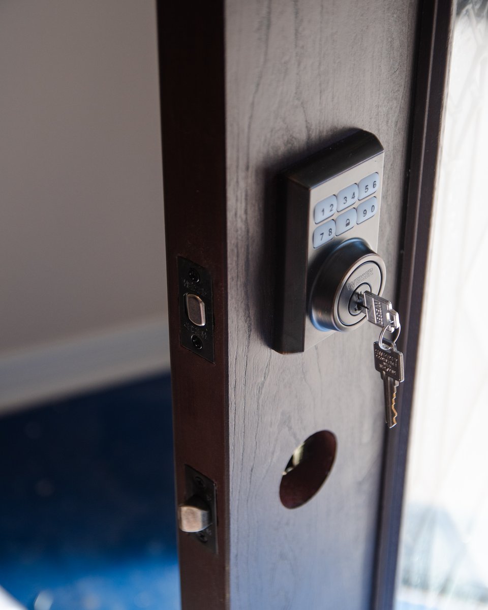 verdunwindows's tweet photo. Are you looking for something more advanced than your regular lock and key? We also offer the SmartCode locking system so you can enjoy the convenience of a keyless entry! 🔑😎
#VerdunDoors #VerdunRight #HomeReno #smartcode #moderndesign #homedesign #doorway #custombuilt https://t.co/NEa7ISVIhH