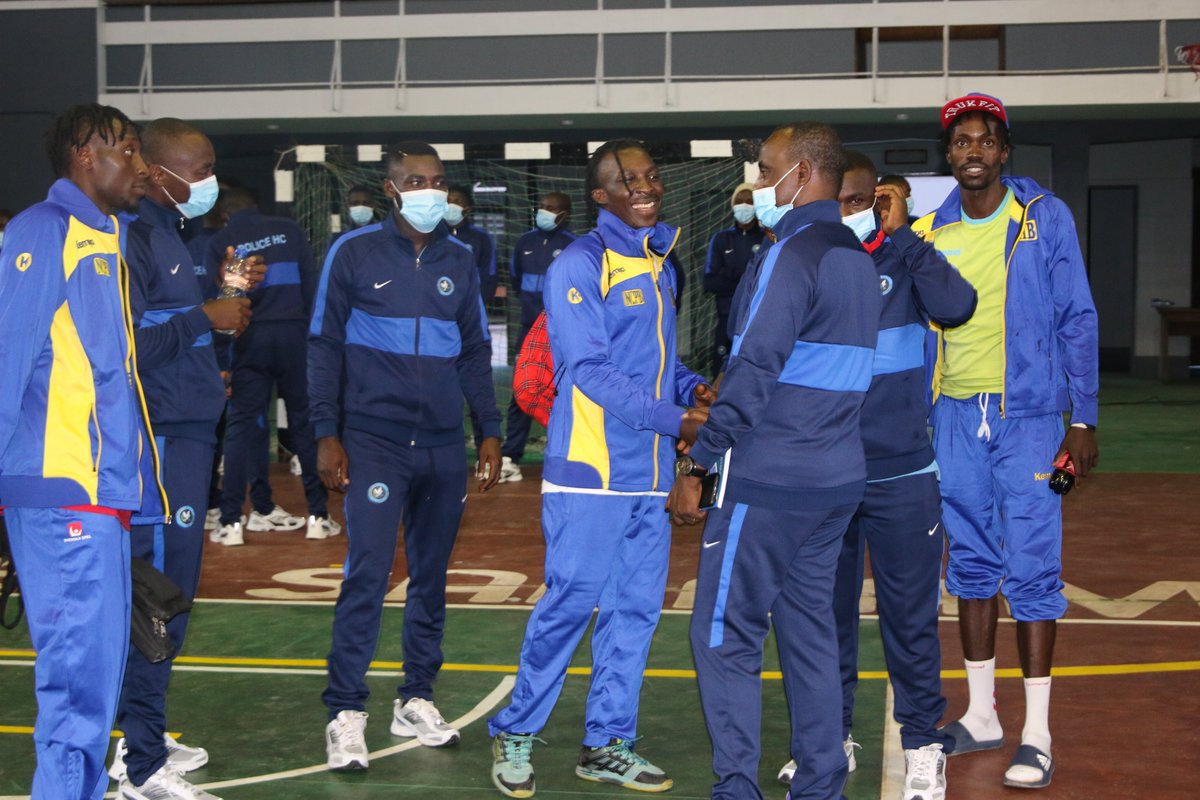 policehandball's tweet photo. Tanzania: ACP Yahya Kamunuga yaganirije abakinnyi ba Police HC mbere yo gutangira amarushanwa https://t.co/DtmZqC3CvN https://t.co/RXk34DJEUd