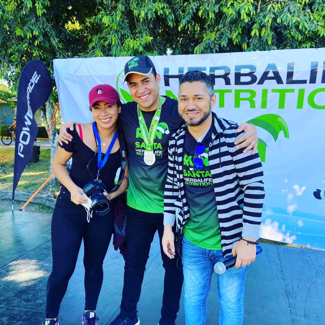 ChobetoSalguero's tweet photo. ππ€ Animando la #runwithsanta - Herbalife Nutrition π
ππ»ββοΈπ Como siempre, con la grandiosa organizaciΓ³n de @Running4Help El Salvador https://t.co/IbENShaELG