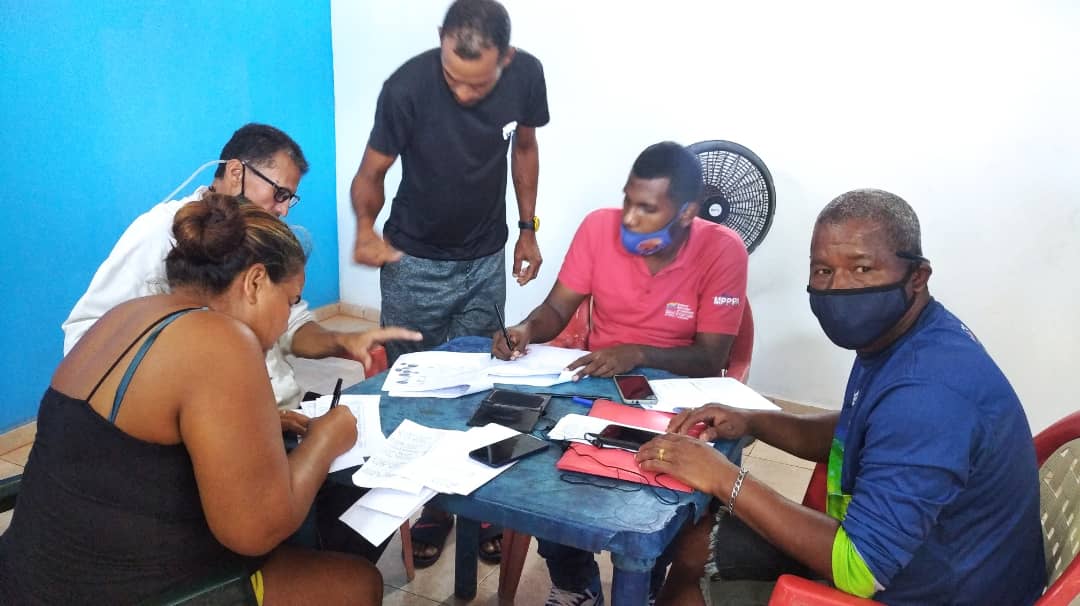 InsopescaG's tweet photo. Bajo la supervisión de funcionarios de @Insopesca La Guaira,se adecuó el Conppa de Macuro Yoquira Soto fue electa como Vocera Principal  con el 88,99% de los votos y Maikel Marcano con el 85,32%  de votos a su favor fue elegido como vocero suplente
@Minpescave2 
@nicmaduroguerra https://t.co/WjOsfxBTUF