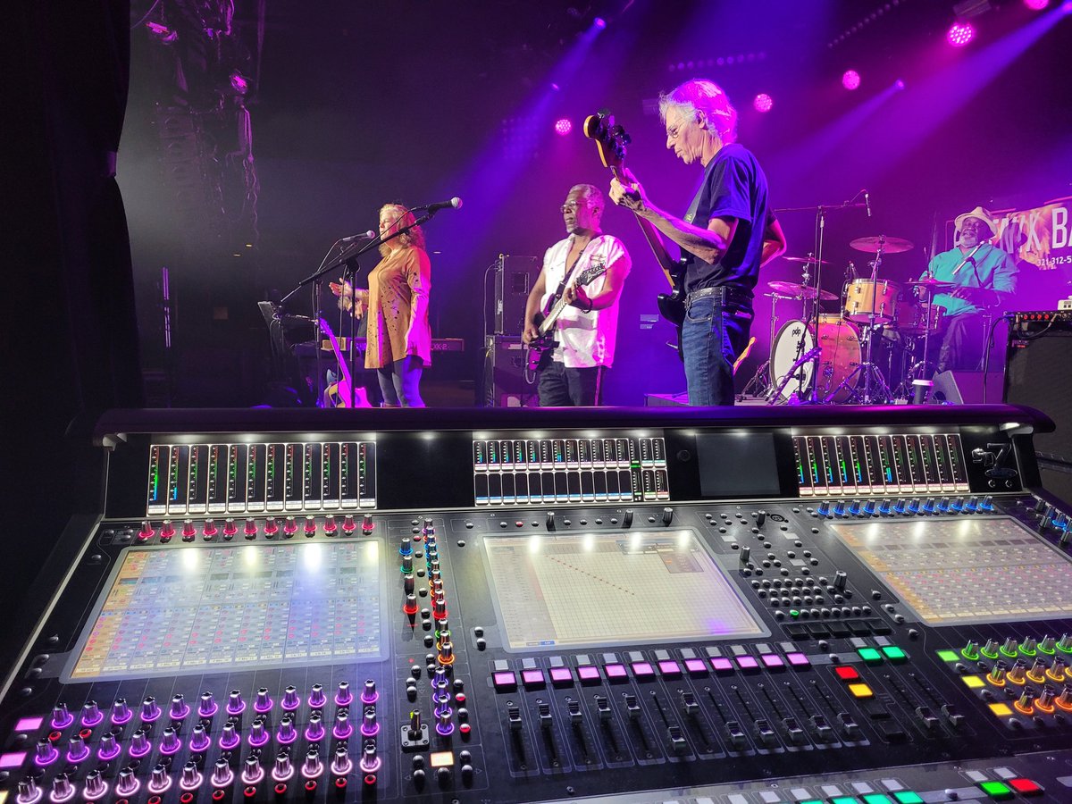 vikingDrew793's tweet photo. Just a typical Tuesday @FullSail #live1. Tonight features The Phoenix Band #showpro #audio #monitorbeach #ShowProduction #fullsaillive1 https://t.co/2Uyzf1UZQG