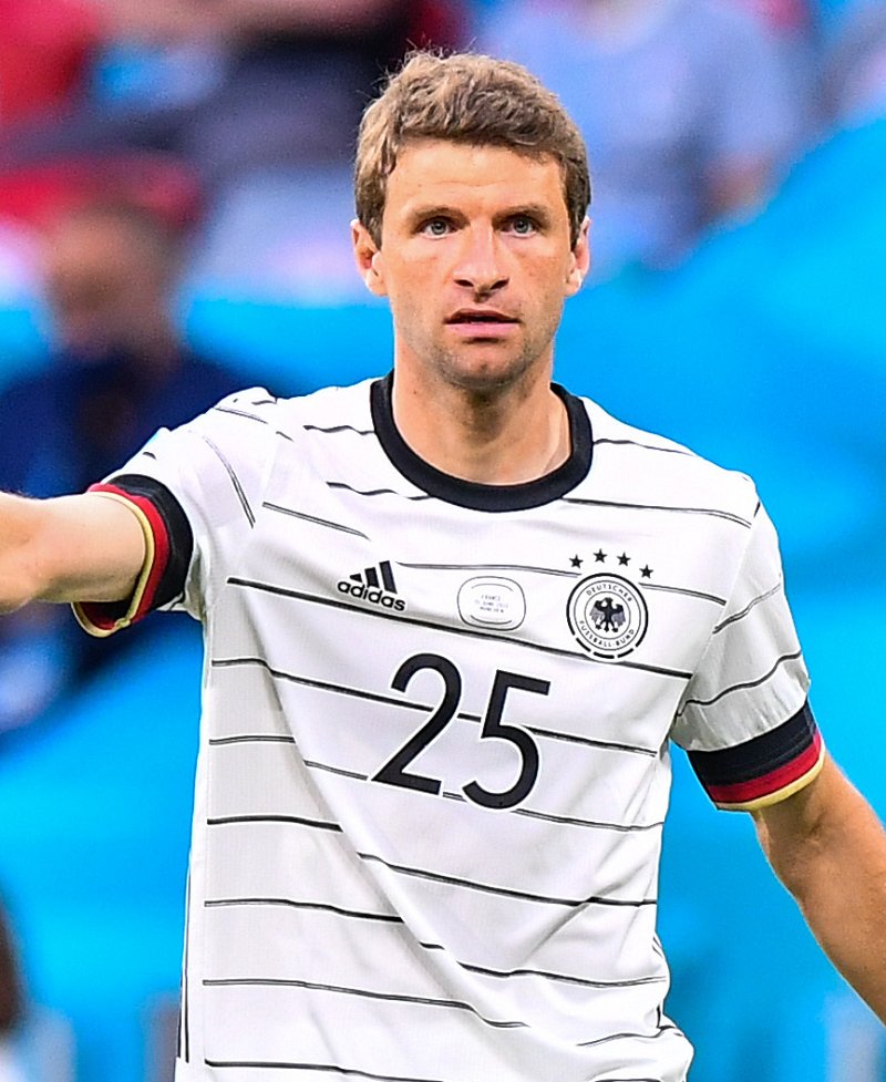Müller : "En Allemagne nous ne croyons pas trop aux superstars. On nous apprend dès le plus jeune âge à jouer en équipe, pas à briller seul. C'est pourquoi vous ne verrez pas beaucoup de joueurs 🇩🇪 gagner un Ballon d'Or, mais par contre vous pouvez voir 4 ⭐ sur notre maillot".
