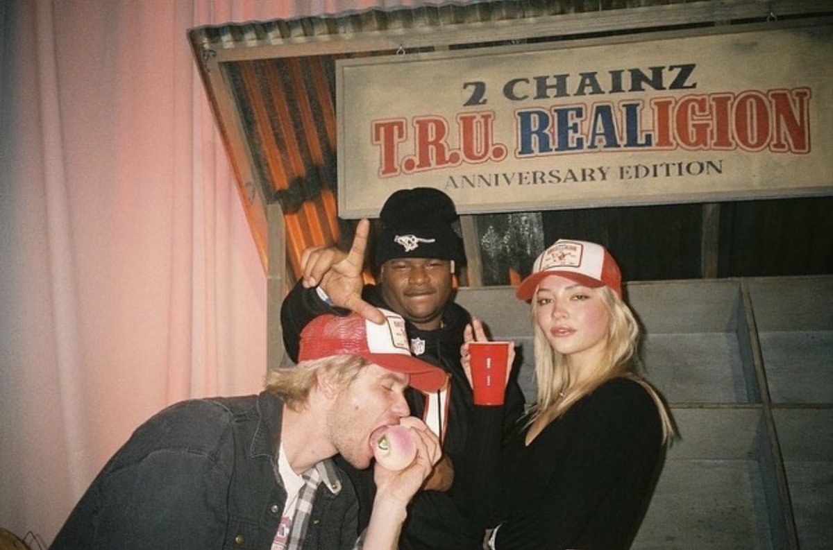 madelynclinebr's tweet photo. Lindos! Nova foto de Madelyn Cline, Chase Stokes e Jontavious Johnson em uma festa no último domingo (28), em Atlanta. 🖤 https://t.co/FHcb3DWmEQ