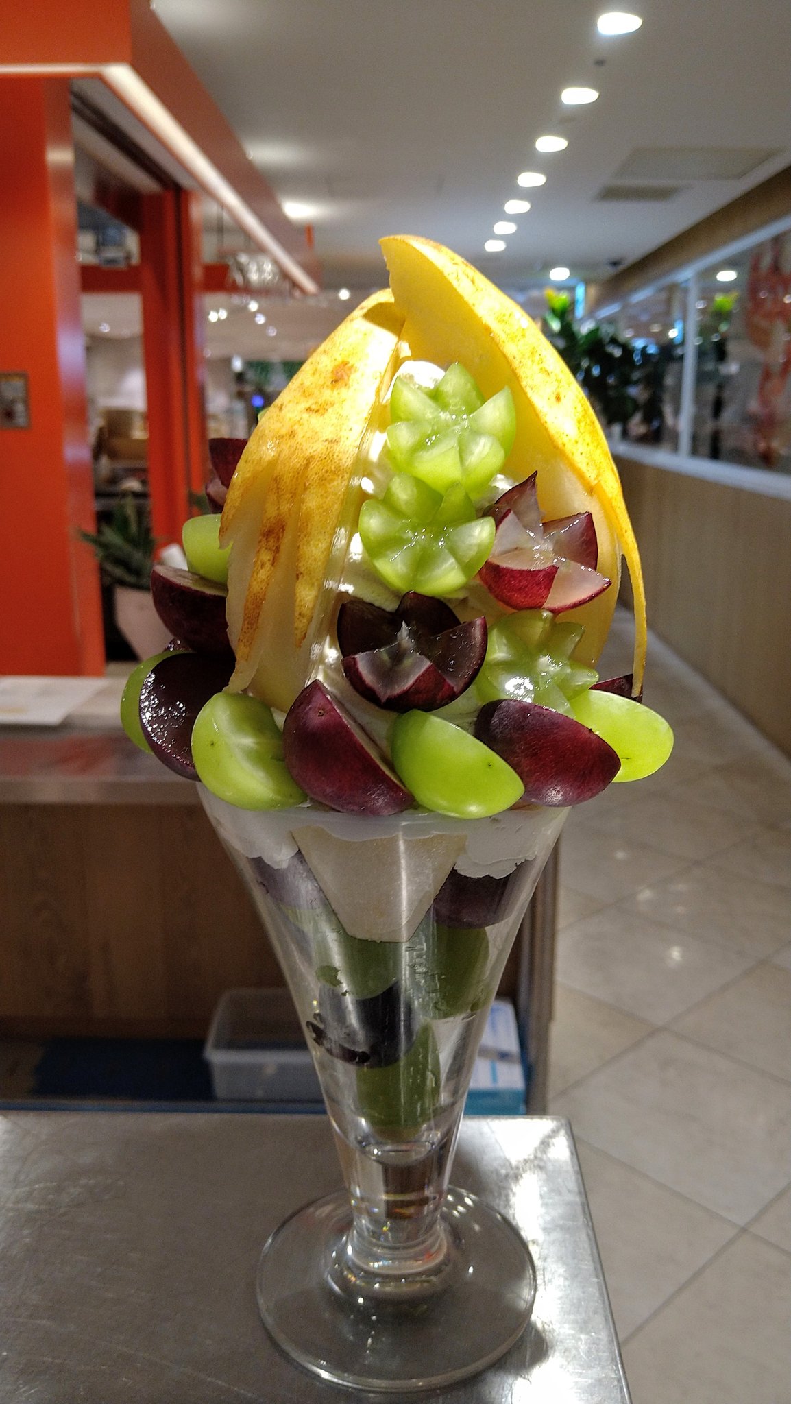 果実園リーベル東武池袋店 ル レクチエと巨峰のパフェ 新潟県産ル レクチエと長野県産巨峰 シャインマスカットを使用した数量限定のパフェです 果実園リーベル 果実園リーベル東武池袋店 ルレクチエ 洋梨 巨峰 シャインマスカット ぶどう