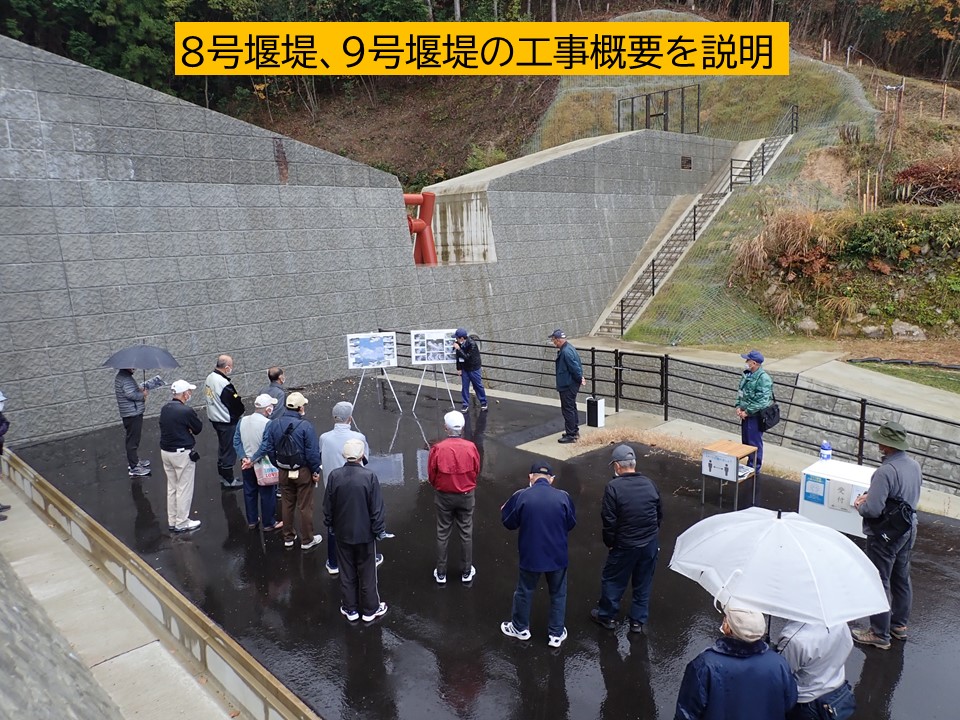 mlit_hirosuna's tweet photo. 11/27に、#広島市安佐北区あさひが丘 のあさひが丘8号、9号砂防堰堤で見学会を開催し、小雨の中28名の方に参加いただき��した。
連合自治会長さんは「砂防堰堤は完成したが、計画を上回る土石流が発生するかもしれない。これまで同様に早めに避難して欲しい」と、防災への意識を新たにされていました。 https://t.co/0cEL8AKzzo