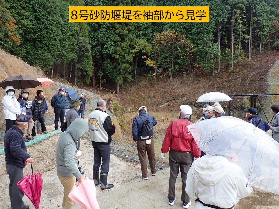 mlit_hirosuna's tweet photo. 11/27に、#広島市安佐北区あさひが丘 のあさひが丘8号、9号砂防堰堤で見学会を開催し、小雨の中28名の方に参加いただき��した。
連合自治会長さんは「砂防堰堤は完成したが、計画を上回る土石流が発生するかもしれない。これまで同様に早めに避難して欲しい」と、防災への意識を新たにされていました。 https://t.co/0cEL8AKzzo