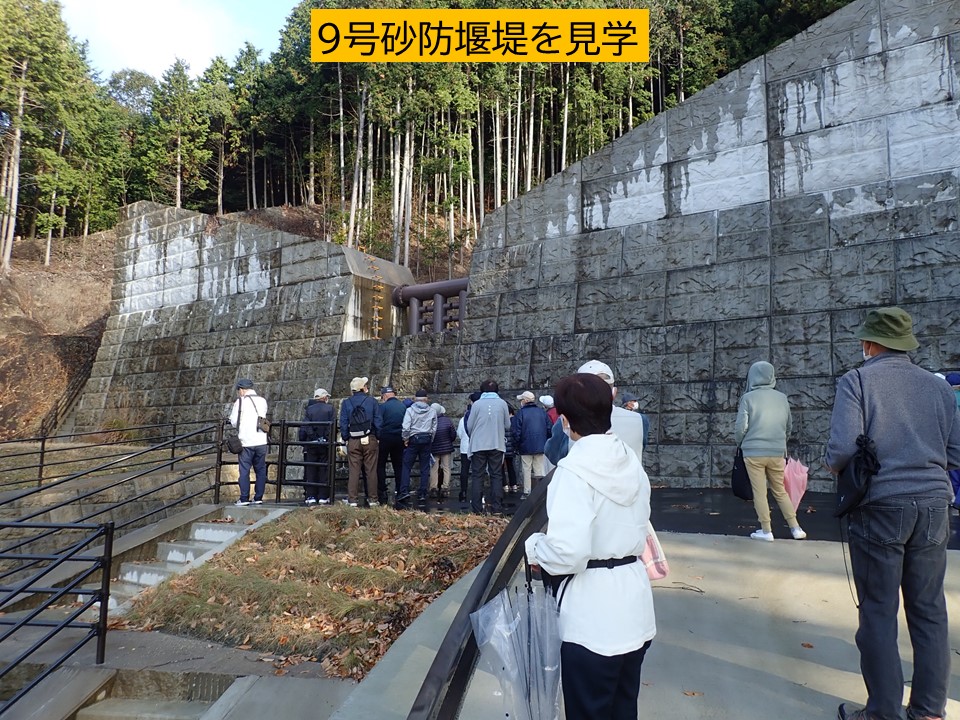 mlit_hirosuna's tweet photo. 11/27に、#広島市安佐北区あさひが丘 のあさひが丘8号、9号砂防堰堤で見学会を開催し、小雨の中28名の方に参加いただき��した。
連合自治会長さんは「砂防堰堤は完成したが、計画を上回る土石流が発生するかもしれない。これまで同様に早めに避難して欲しい」と、防災への意識を新たにされていました。 https://t.co/0cEL8AKzzo