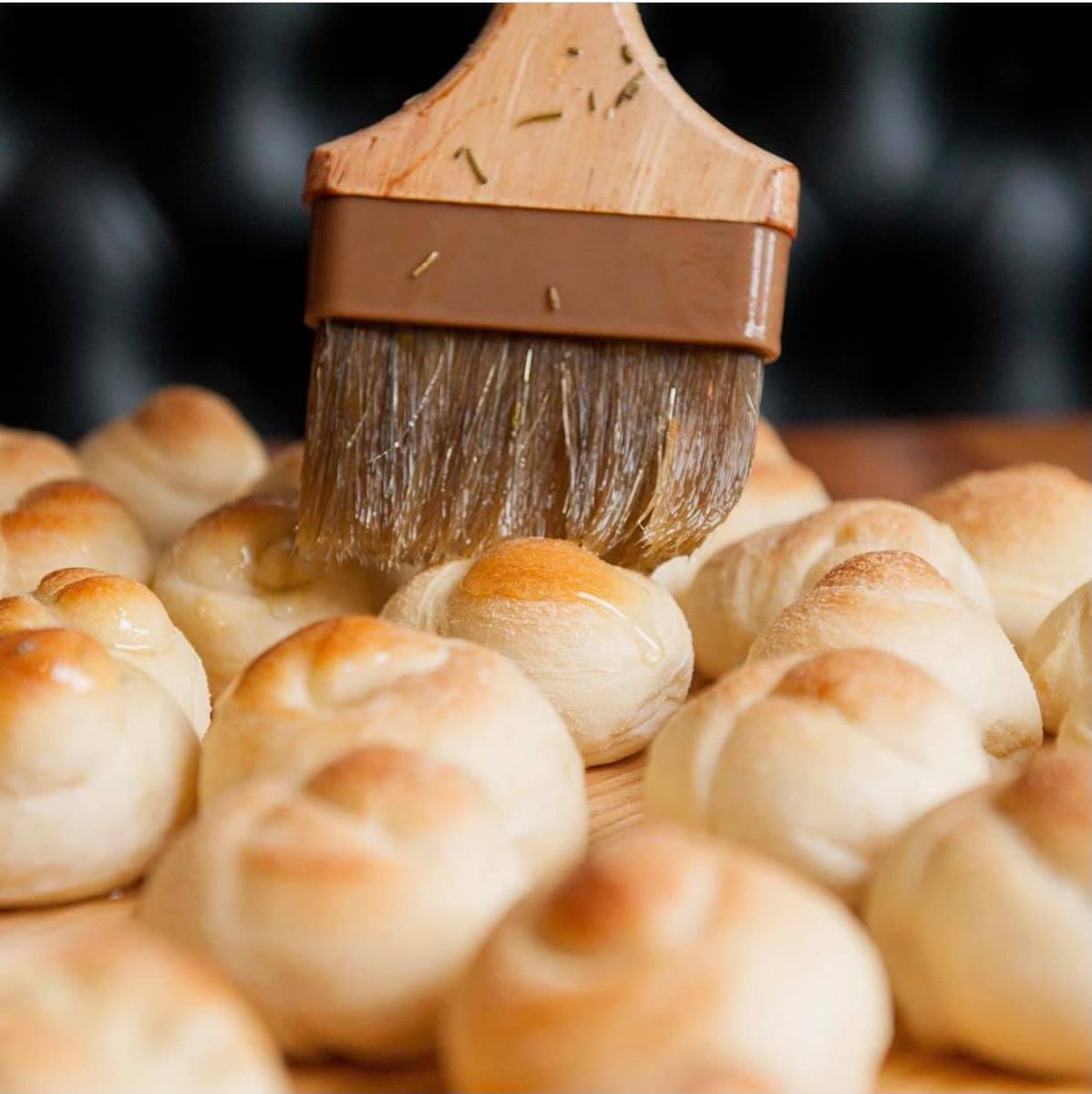 MariasKitchenLA's tweet photo. Garlic Knots: tossed with rosemary, garlic, parmesan, olive oil, and baked until golden brown👌 https://t.co/28dNkeKfX4