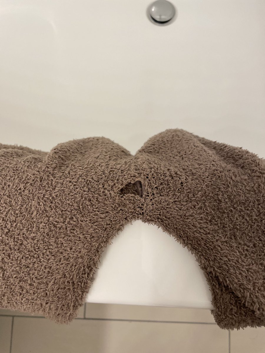 pandaoxymoron's tweet photo. @Uniqlo_Canada not even 2 weeks of owning these pants and they look like this yet your support says they can do nothing. What is this horrible #CustomerService #badservice https://t.co/IJSQ2LqODt