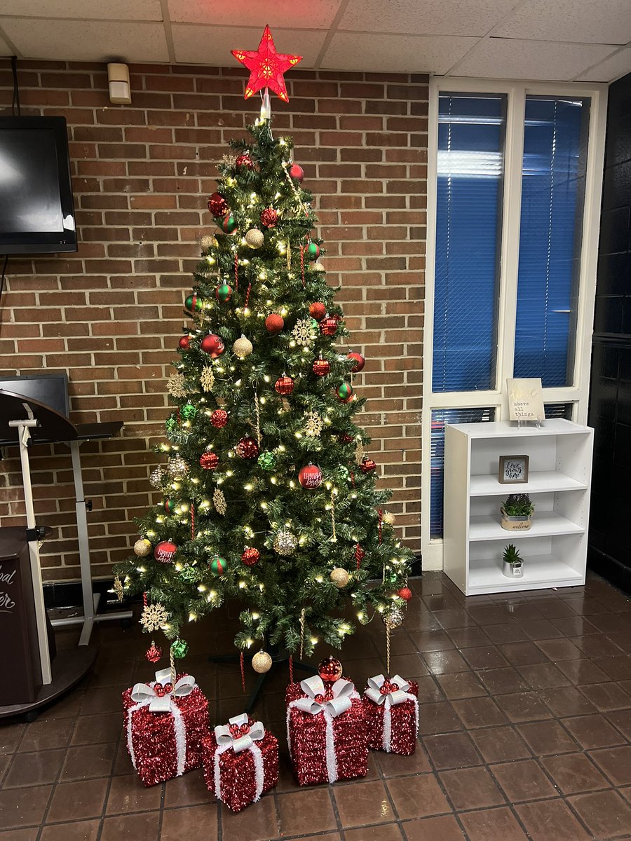 DrTameraRCarter's tweet photo. It’s beginning to look a lot like Christmas at Payne Elementary STEAM Academy 🎄#presentengagedconnected #TeamSelmaConnected @SelmaSchools @SCSStudentsFir1 https://t.co/mrHod3MTIq