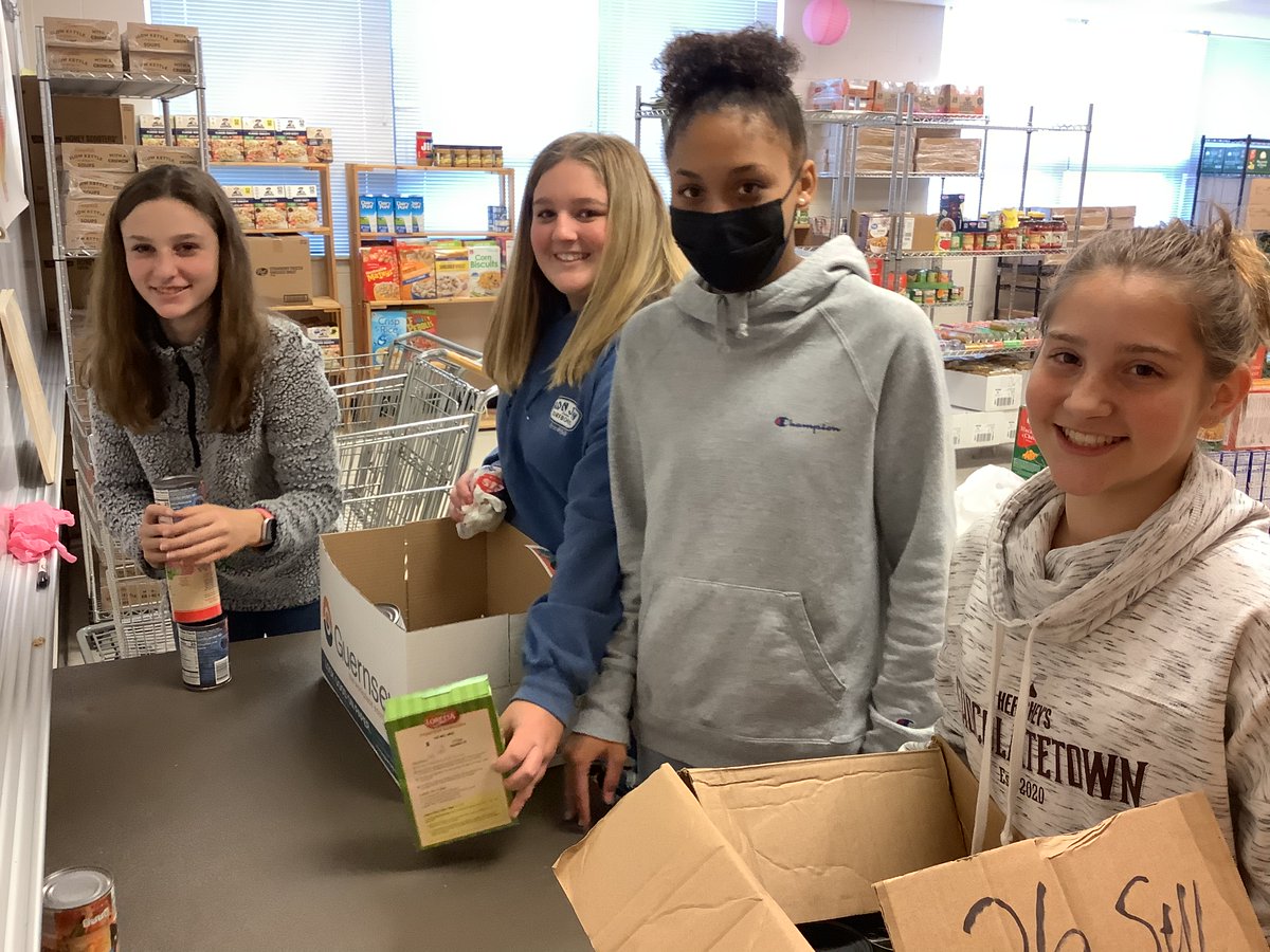 MrsCrouthamel's tweet photo. Our middle school student council led a drive that collected 2,196 food items for our school pantry! @SGSchoolNews #rocketpride https://t.co/DpBZp0giAI