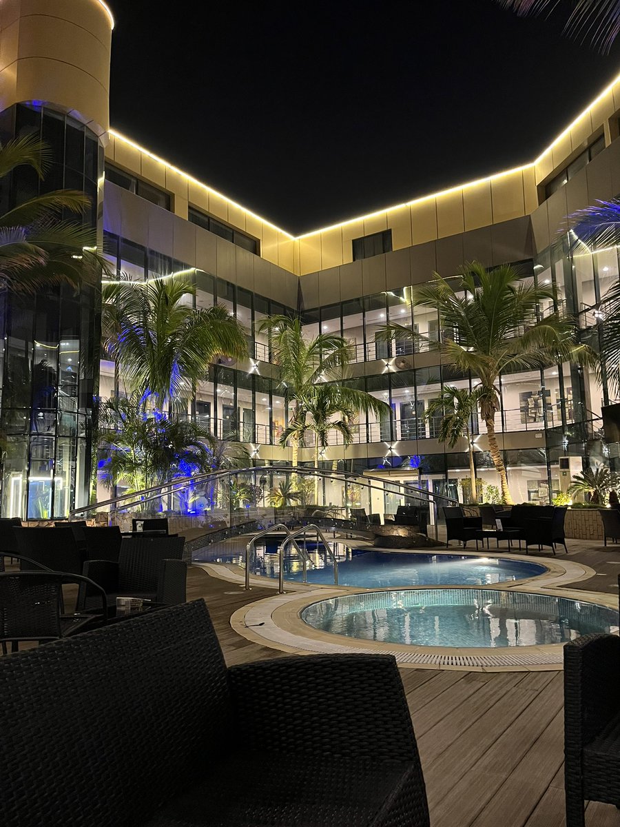 "وَعلَى يَديكِ نَحَرتُ كُلَّ قَصَائِدِي
وظَـفرْتُ مِـنْ دَمِـهَا بِـبيتٍ وَاحِـدِ

مَــا الـحُـبُّ إلَّا أنْ تَـظـلَّ مُـوَدِّعًـا
حُـلُـمًـا تُــعَـاوِدُهُ وَلَــيـسَ بِـعَـائِـدِ"