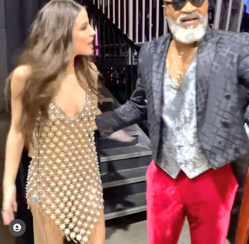 lab1sad's tweet photo. achei mto linda a gīulīa nesse vestido com essa carinha de transtornada q venceu a meta de NF para um evento importante e q evento senhores https://t.co/PBCvxaKWaa