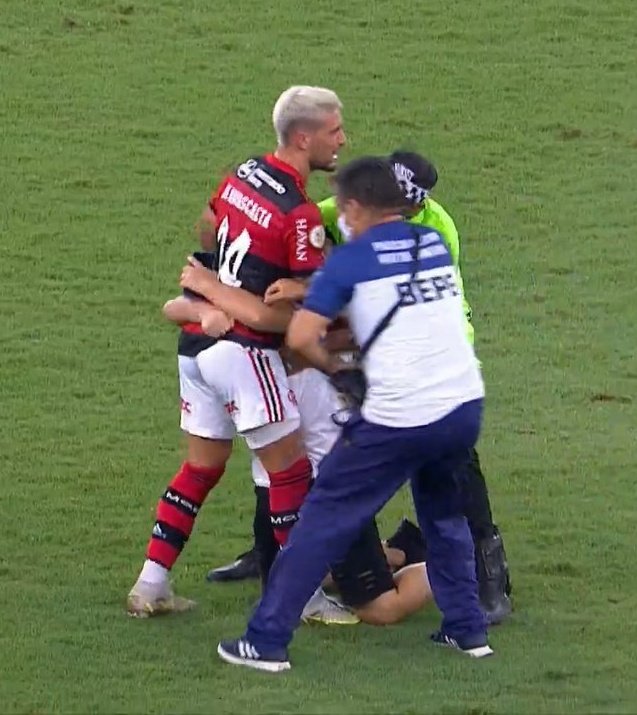 favscrf's tweet photo. não julgo esse torcedor, se eu tivesse a chance tbm faria o mesmo https://t.co/YsAAygjX2m