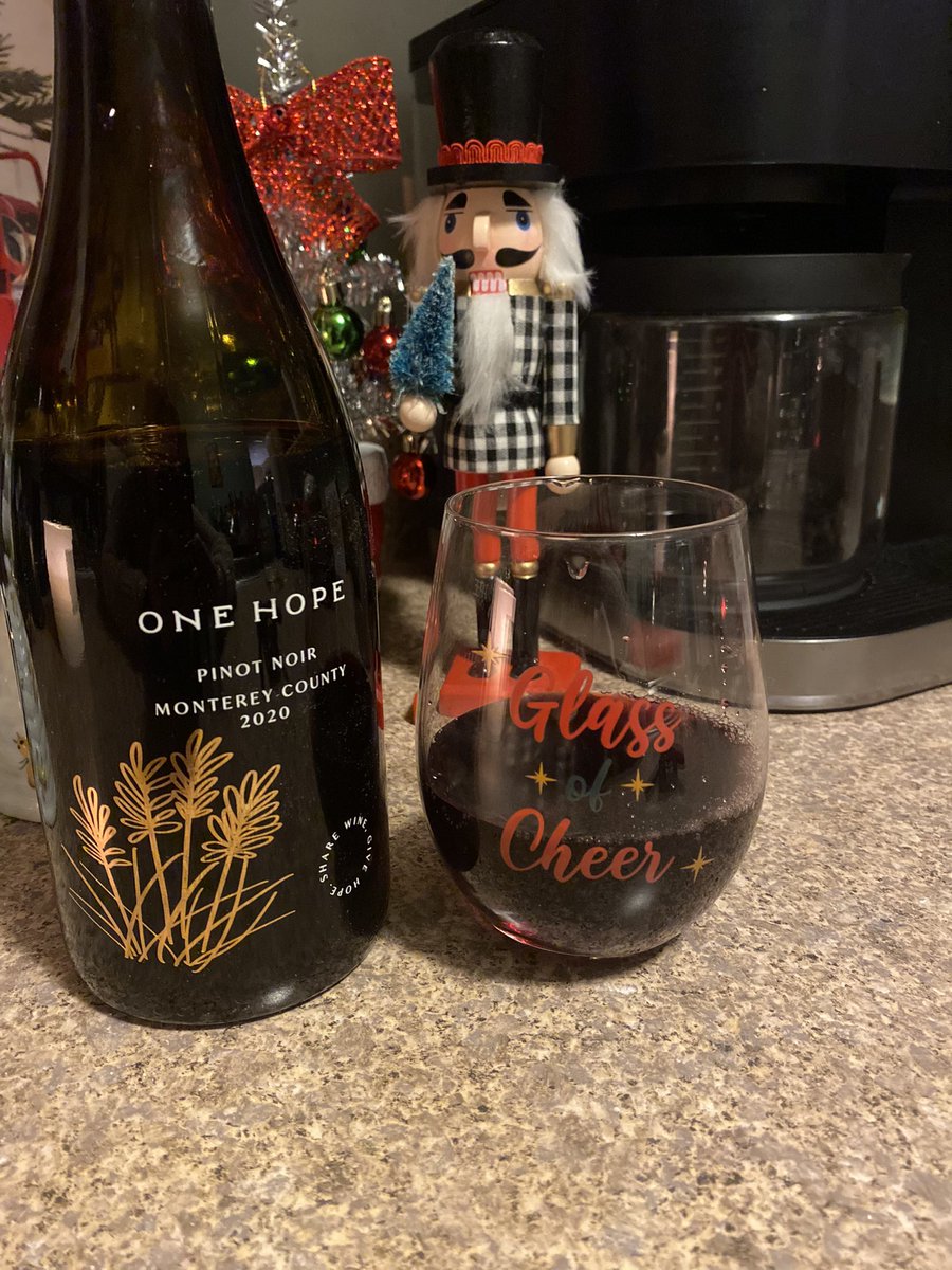 liz93002710's tweet photo. I’m obsessed with one hope wine I do recommend it and each bottle sold goes to a foundation #GivingTuesday #pouritforward https://t.co/5cWKGqq3Af