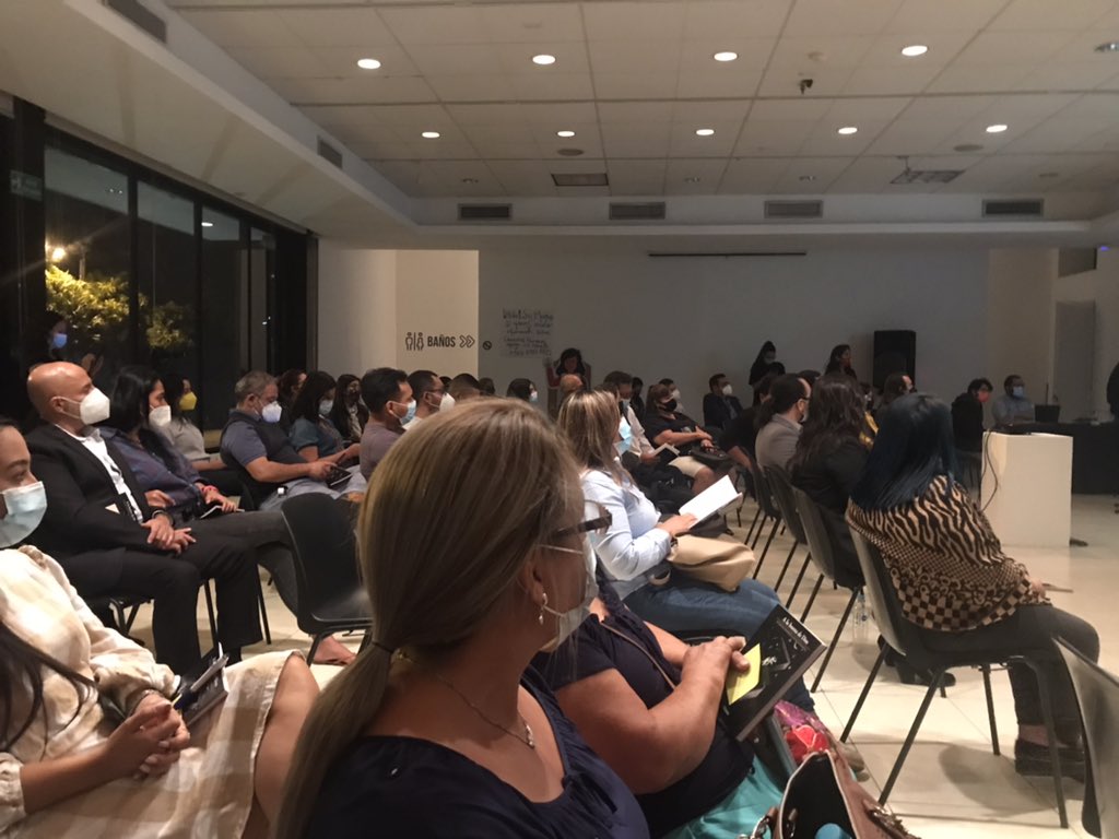 LaMoscaAzulsv's tweet photo. Así arranca la presentación del libro #AlabuenadeDios en @Museo_Marte. 

Esta publicación está formada por relatos de los miembros de @LaMoscaAzulsv e ilustraciones de Andrea Altamirano. 

Agradecemos a @Cristosal. https://t.co/Hm78NYTWb3