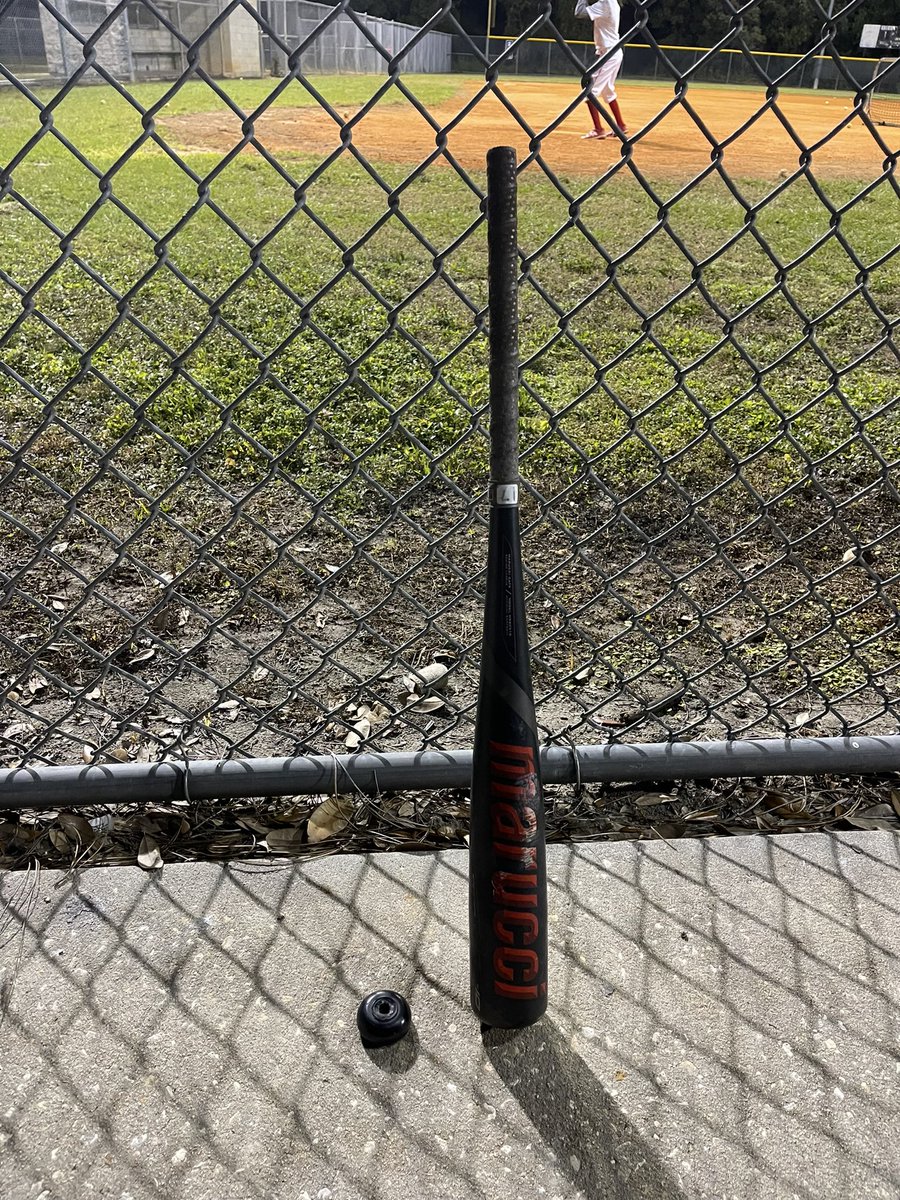 RealThomasC33's tweet photo. @MarucciSports So exactly one month after my warranty ends… seriously should a bat break like this ?? After several years of playing baseball myself I would have to say no! #marucciwarranty https://t.co/888yPE7vi7