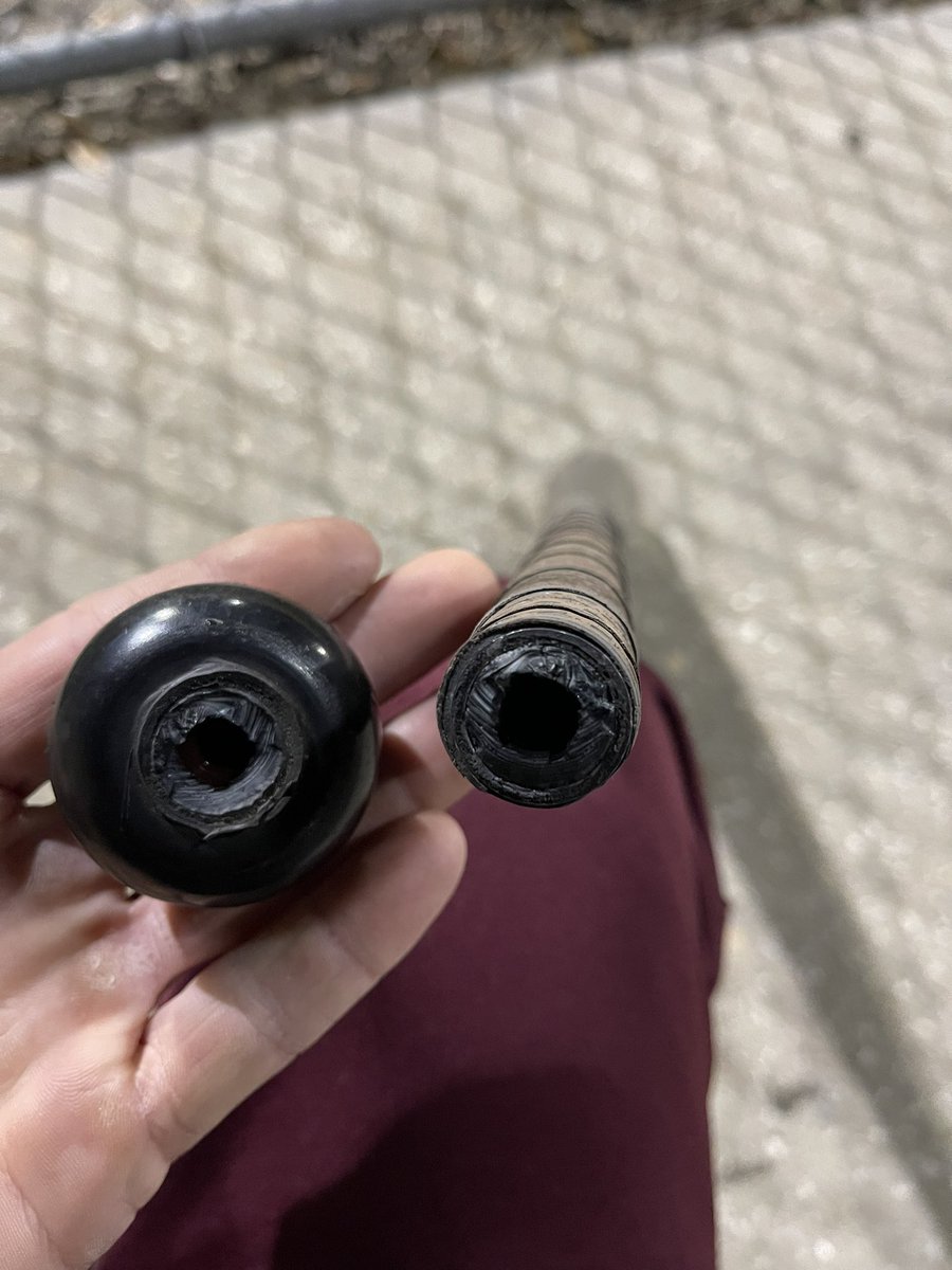 RealThomasC33's tweet photo. @MarucciSports So exactly one month after my warranty ends… seriously should a bat break like this ?? After several years of playing baseball myself I would have to say no! #marucciwarranty https://t.co/888yPE7vi7