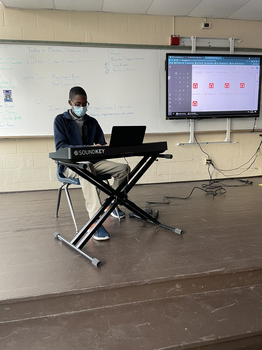 EHMSMusic's tweet photo. Our first Snack and Share Concert was a hit! It was great to hear work of all types from our classroom music grades! 🎶 Thank you to the teachers and admin for supporting our students!! @EHMiddle @EhpsA https://t.co/9AYyCObZr9