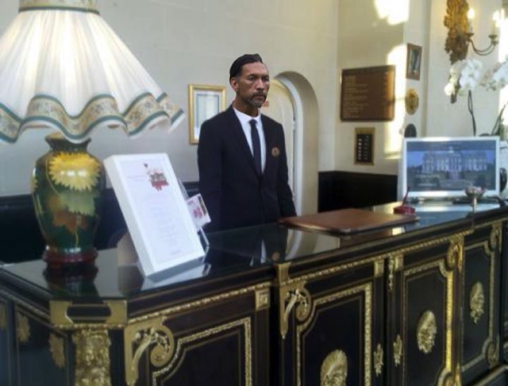 Le réceptionniste de l’hôtel qui voit débarquer Claude, Phil et Jade #KohLanta