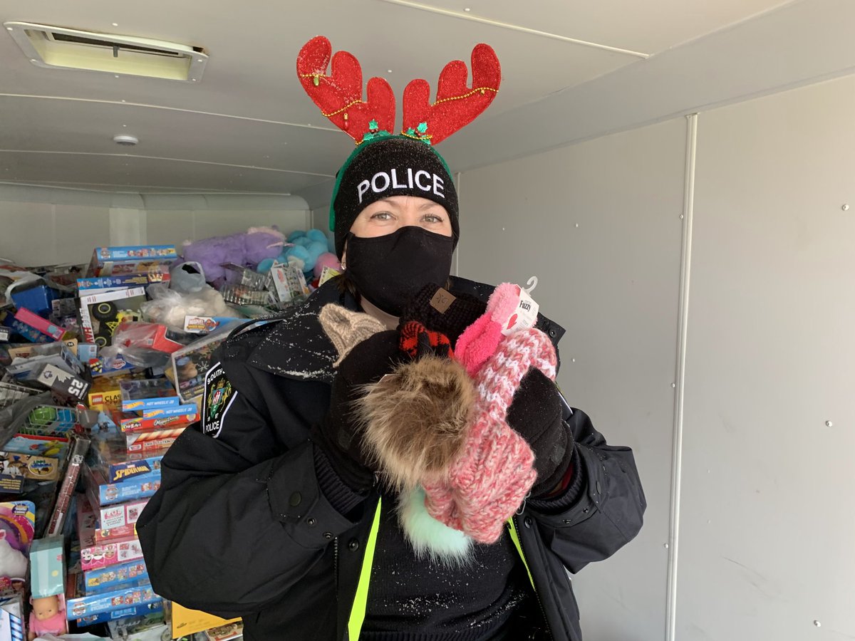 SouthSimcoePS's tweet photo. "Everybody needs to help everybody." Officer Elisabeth's words to @CTVBarrieNews about our Stuff The Trailer campaign and her hat/mitten drive for schools. #GivingTuesday #MakeADifference https://t.co/GIz6X3IA9T