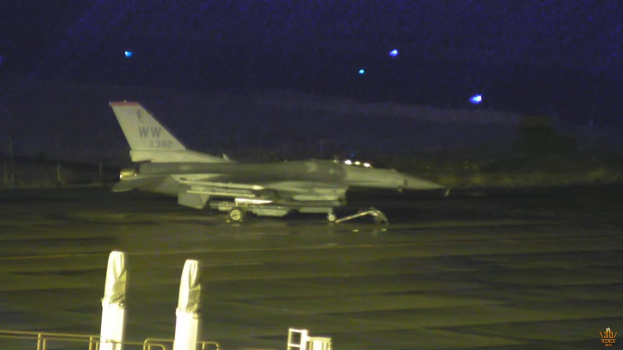 ライブカメラdb アメリカ軍三沢基地に所属するf16戦闘機 飛行中に緊急事態となり青森空港に着陸 燃料タンク2個は人が住んでいない地域に投棄 Aba青森空港ライブカメラ 青森県青森市大谷 T Co Lbpofiulh3 青森空港 F16戦闘機 米軍戦闘機 米