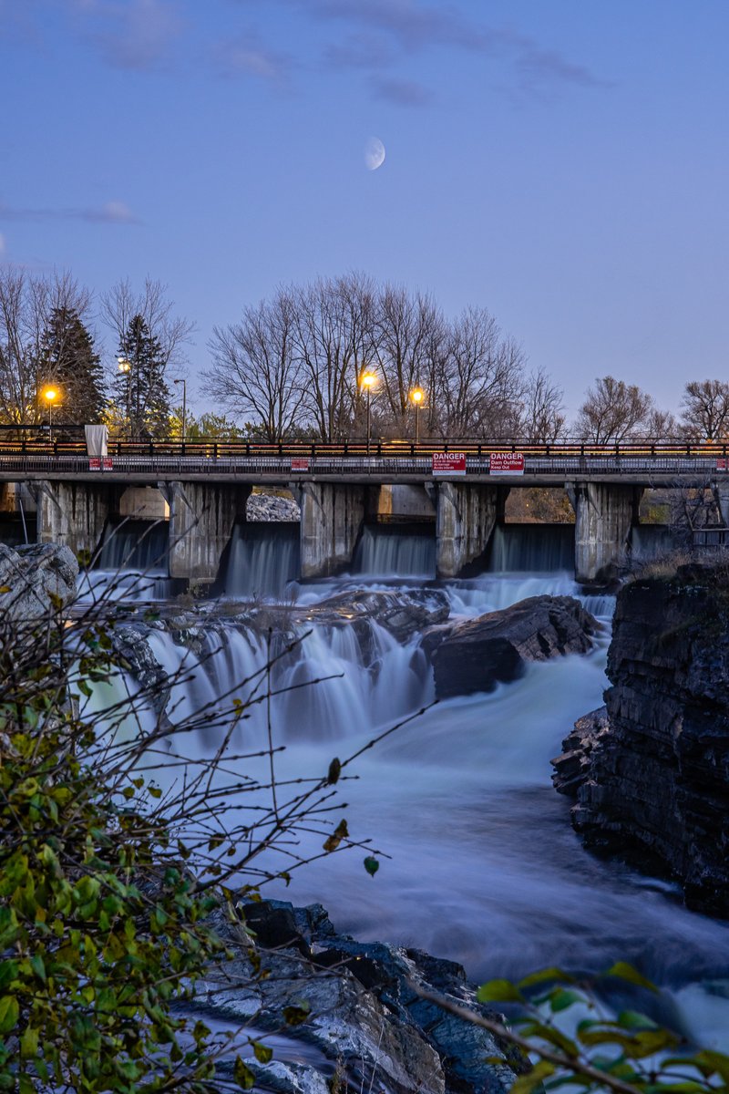 BellaLinzilong's tweet photo. Good night all 🌙 
#hogsbackfalls #myottawa #waterfalls #ThePhotoHour #moon #StormHour #nightsky #longexposure #waterfallphotography https://t.co/iycZrYjamB