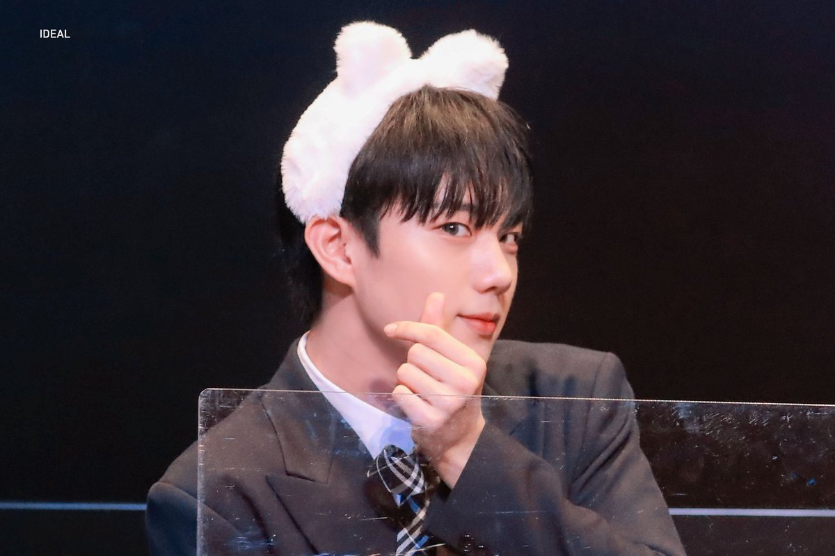 lNTAKPICS's tweet photo. he pose                         then he shy https://t.co/25wy8j6pHr