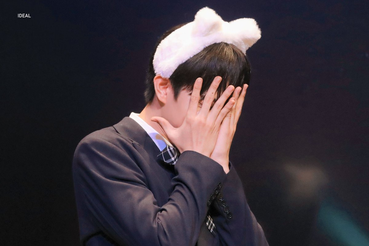 lNTAKPICS's tweet photo. he pose                         then he shy https://t.co/25wy8j6pHr