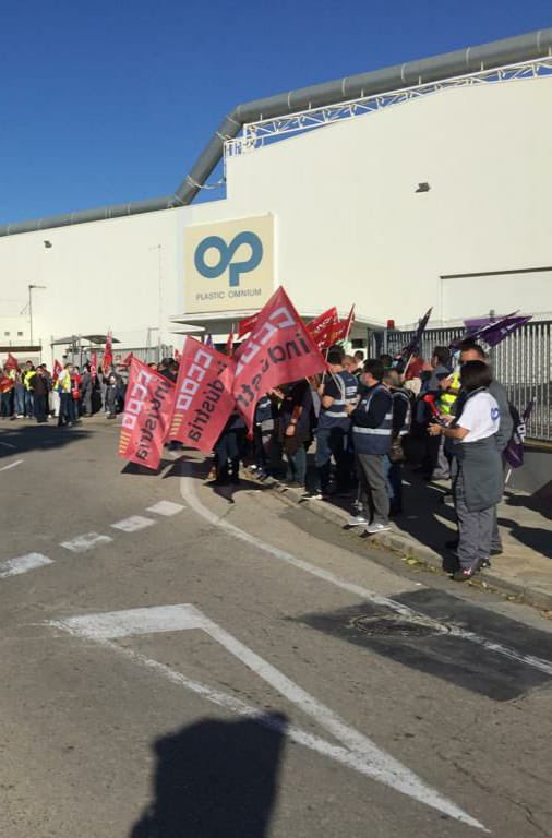jjpicazo's tweet photo. Hoy hemos estado defendiendo los intereses de los trabajadores y trabajadoras de Plastic Omnium . Si piensan que nos vamos a cansar de proteger nuestros derechos es que no saben lo que son las Comisiones Obreras https://t.co/3rGZgt6nhe