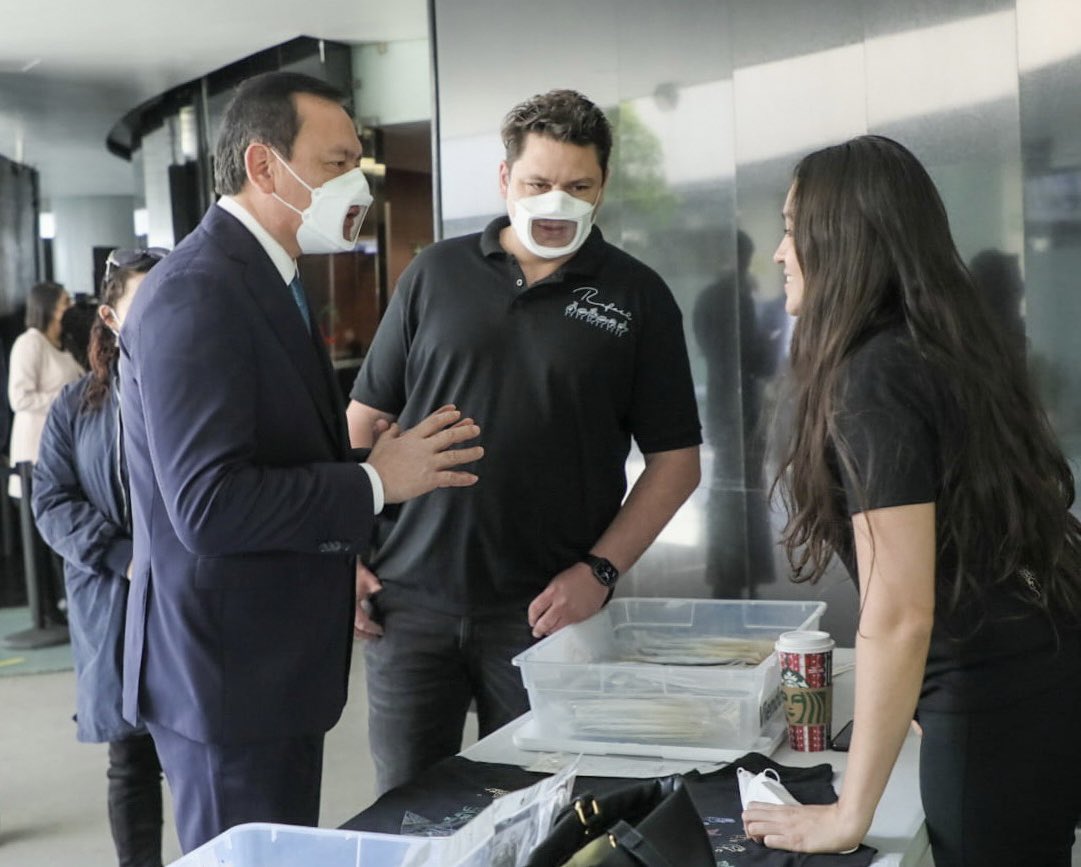 .<a href="/viendotentiendo/">Viendotentiendo</a> visibiliza las barreras de comunicación para las personas con discapacidad auditiva. Los #cubrebocas que promueven con ventana transparente nos mantienen protegidos y permiten la lectura de labios, mejorando nuestra comunicación. ¡Cuentan con mi apoyo!