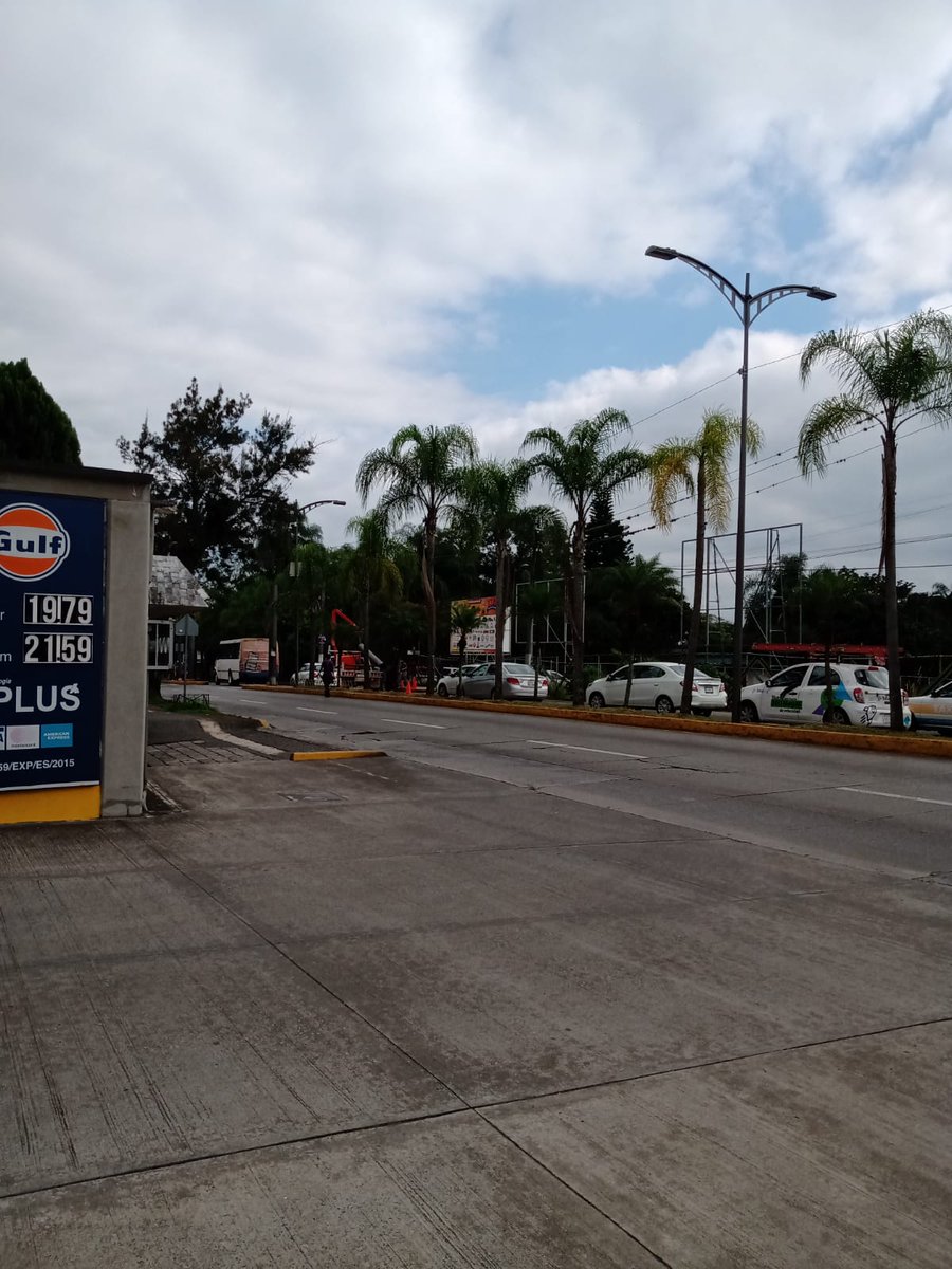 Cronicas_RN's tweet photo. #ReporteVial | #Córdoba.- Se reporta #tráfico intenso sobre el boulevard "Fundadores" a la altura de la agencia de autos, "SEAT" debido a trabajos de #reparación de un #semáforo ubicado sobre esa calle. 
#UtiliceVíasAlternas #CirculeConPrecaución #Veracruz https://t.co/uE5MAA8eoD