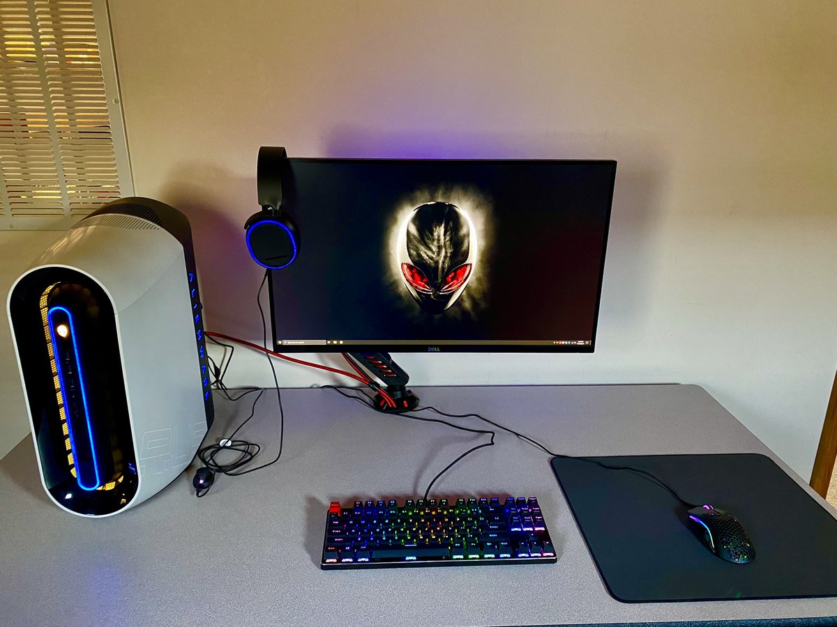 KenMelnikoff's tweet photo. This is our test setup for eSports. Everything is mounted, configured, and ready to play. This light configuration is for the JWH eSports team @Chad_the_ITC. https://t.co/Cil072kiTG