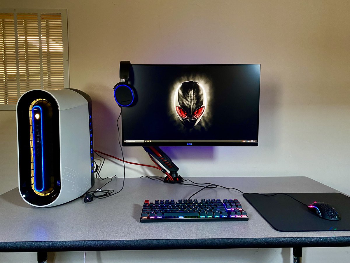 KenMelnikoff's tweet photo. This is our test setup for eSports. Everything is mounted, configured, and ready to play. This light configuration is for the JWH eSports team @Chad_the_ITC. https://t.co/Cil072kiTG