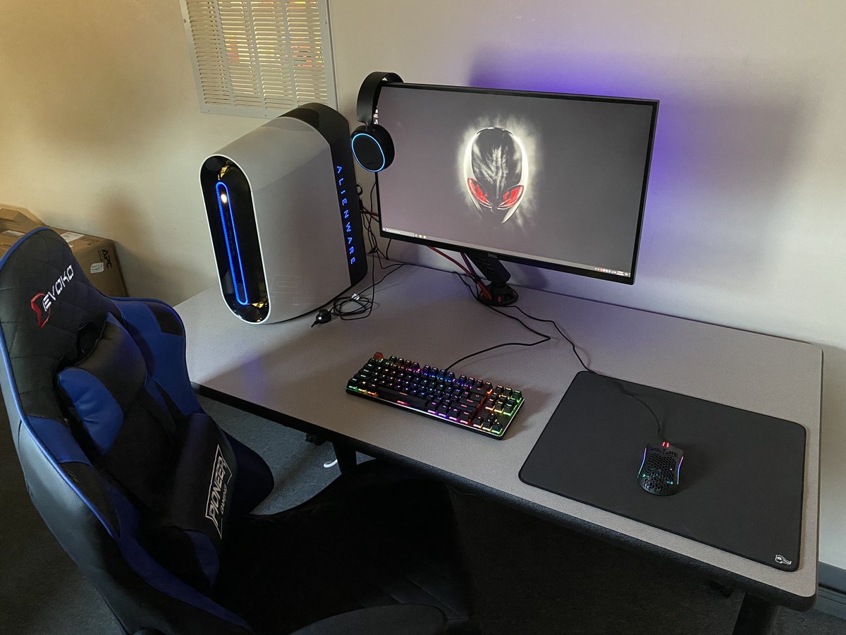 KenMelnikoff's tweet photo. This is our test setup for eSports. Everything is mounted, configured, and ready to play. This light configuration is for the JWH eSports team @Chad_the_ITC. https://t.co/Cil072kiTG