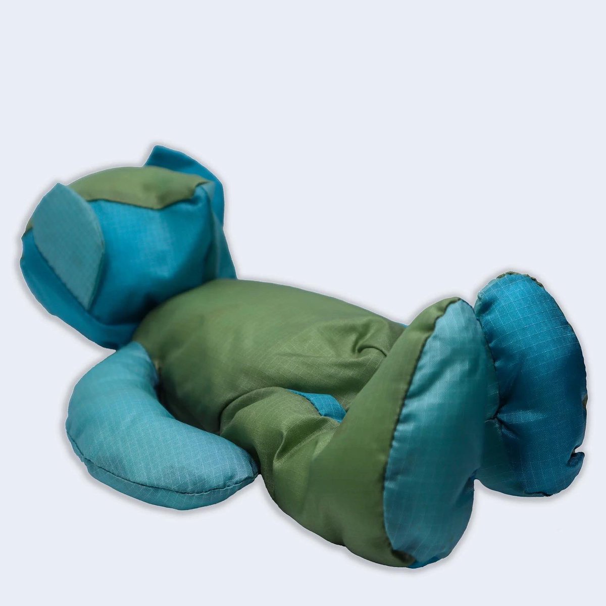 Curated479's tweet photo. An Final Home bear for your collection.
Features a limited two-toned color-way of blue/green.
Made from leftover fabrics, it originally was made to fill up the pockets in the legendary Final Home survival coat to stay warm.
#curated479 #finalhome #KosukeTsumura https://t.co/DaX0HQMYKp