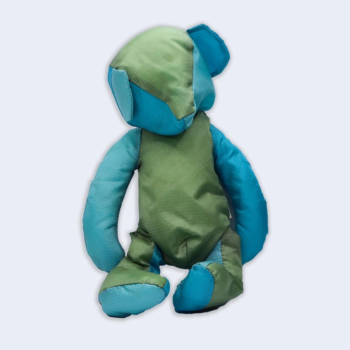 Curated479's tweet photo. An Final Home bear for your collection.
Features a limited two-toned color-way of blue/green.
Made from leftover fabrics, it originally was made to fill up the pockets in the legendary Final Home survival coat to stay warm.
#curated479 #finalhome #KosukeTsumura https://t.co/DaX0HQMYKp