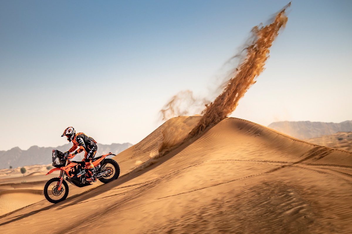 Petrux9's tweet photo. I burn petrol in the desert and I make sand clouds.
Brucio benzina nel deserto e faccio nuvole di sabbia. 
•
•
@KTM_Racing @Tech3Racing #KTM #ReadyToRace #xlite #revitracing #formaboots @wearfauna @kyrrexexchange #motogp #petrux #dp9 #petrux9
•
•
Photo @kinmarcinphoto https://t.co/kQtWUqM71X