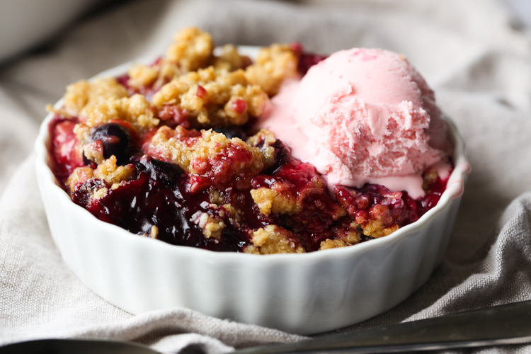 The BEST Mixed Berry Crisp Recipe

 This Berry Crisp Recipe is a classic, foolproof EASY mixed berry dessert. Sweet, tart berries are layered underneath a buttery, crunchy topping. Perfect with a scoop of ice cream or all on its own. Are you ready for y recipequicks.com/the-best-mixed…