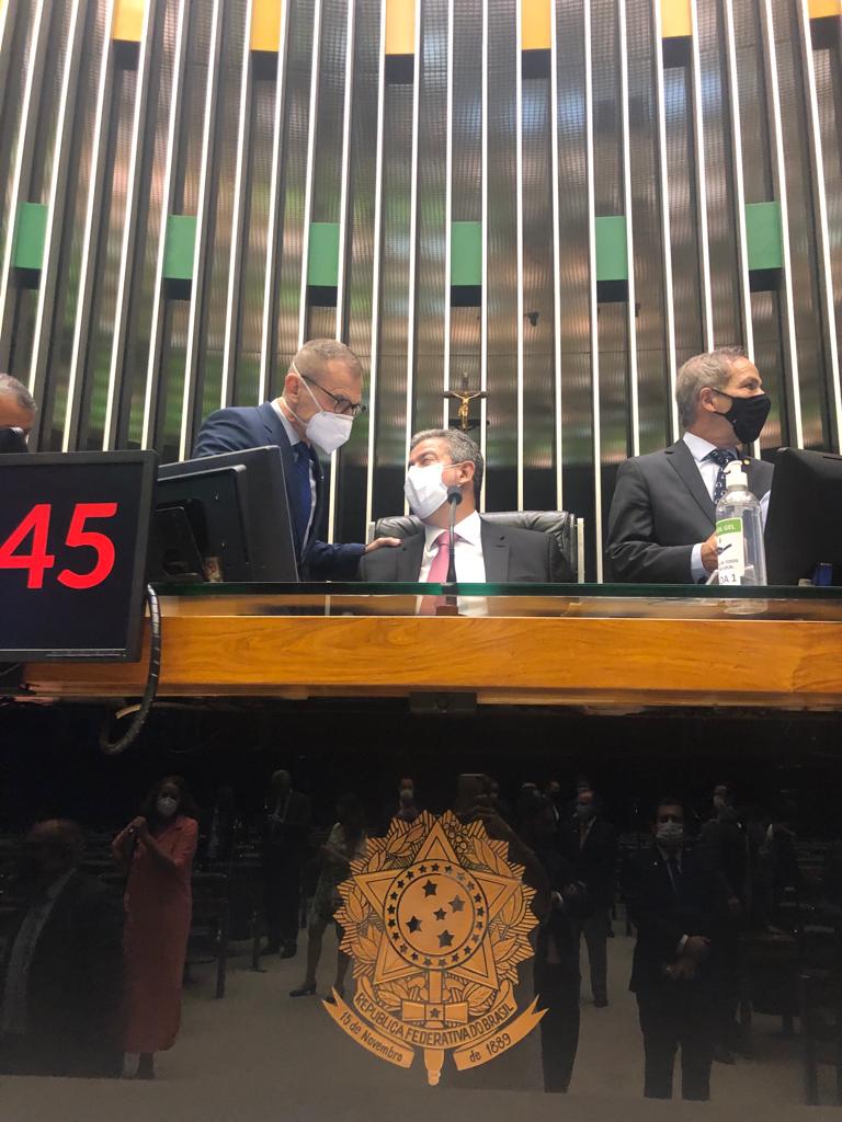 ContaratoSenado's tweet photo. Aprova PL2564! Conversei com o presidente da @camaradeputados, @ArthurLira_, e pedi para que leve à votação, imediatamente, nosso PL que cria o piso salarial da enfermagem. Já aprovamos no Senado esta necessidade de enfermeiros, técnicos e auxiliares de enfermagem e parteiras. https://t.co/tN9Ig4rlYw