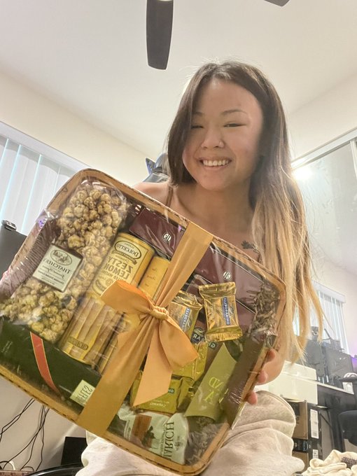 Happy Holidays! Ty @Brazzers for this awesome gift basket, love you guys!!!! https://t.co/cw1H1lfmlv<a class="tags" href="/tag/brazzers">@brazzers</a><a href="/tag/fansignfriday"class="tags"><span>#fansignfriday</span></a>