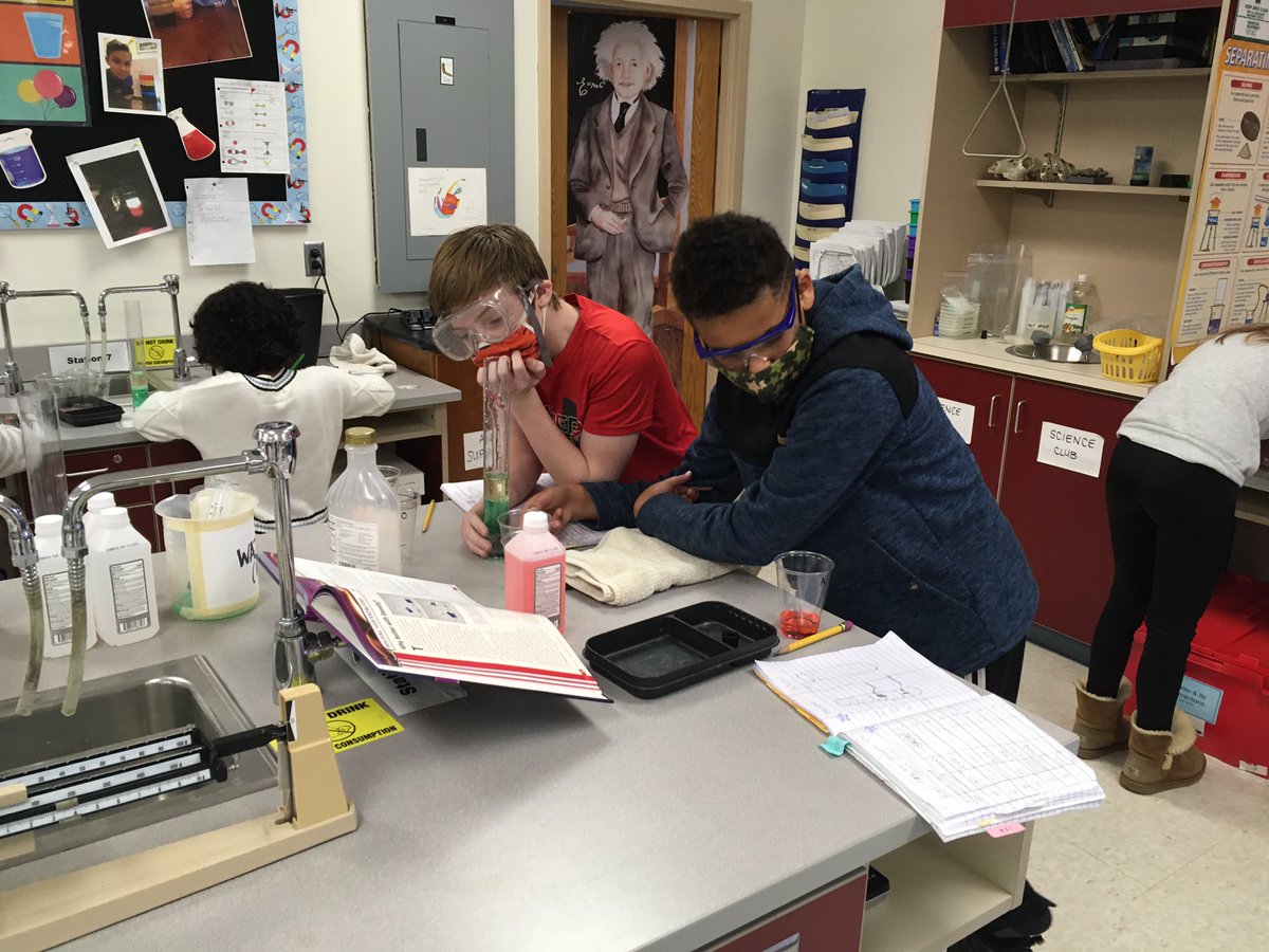 SNBing's tweet image. @MJMcGrathjr Right back at it in the lab! Building density columns. #mathinscience #density #chemistry #scienceisawesome