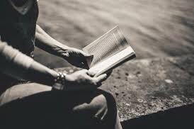« Elle tient ses romans contre elle, il ne faut pas la déranger. Quand elle ferme les yeux, j’ai l’impression qu’ils s’endorment ensemble, chair contre chair, que les livres sont vivants. »
Nina, Bouraoui. « Tous les hommes désirent naturellement savoir. » #citation