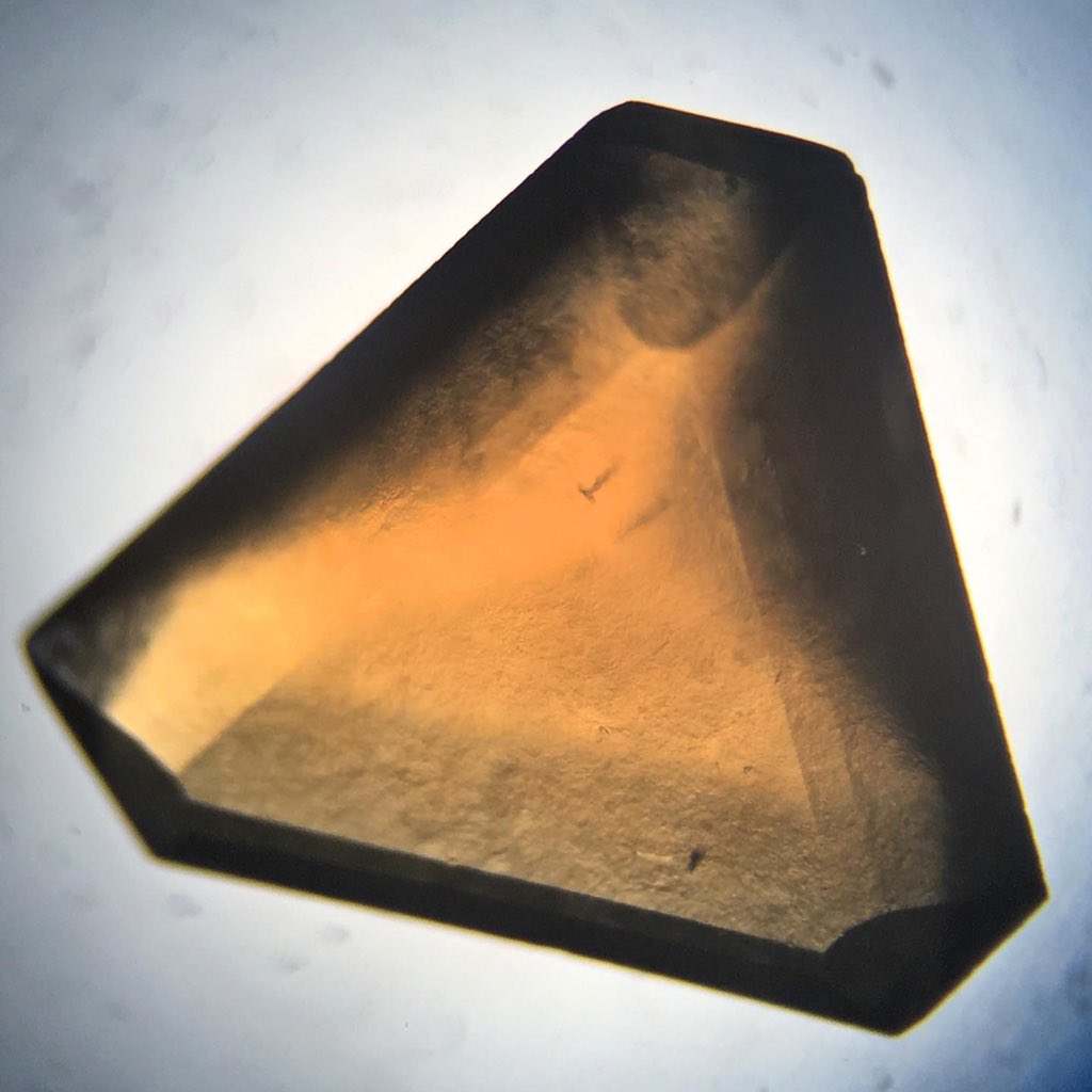 #IGELab | Es bastante común encontrarnos en los granates hessonitas un aspecto de turbiedad que nos da una sensación de desenfoque, como en las fotografías ⬇️.