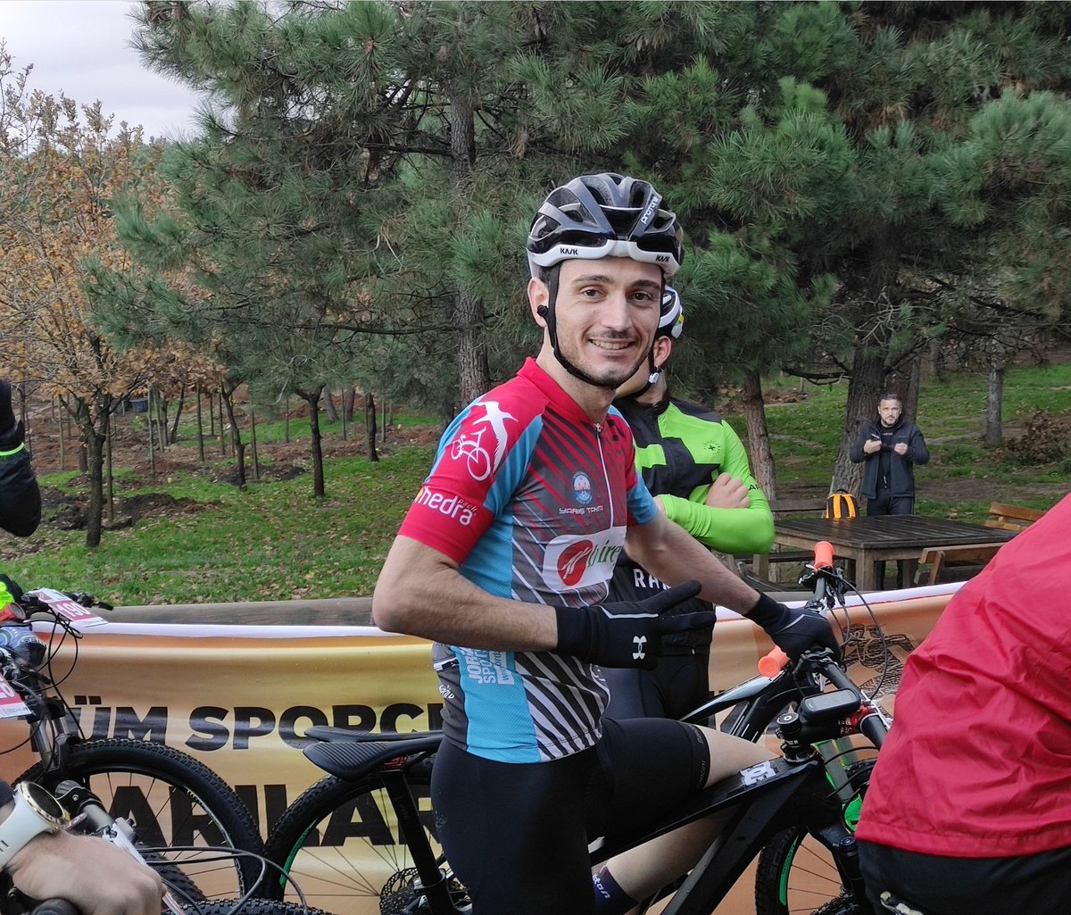 bbisiklet's tweet photo. 1 yarış 2 kürsü 🥇🥈 

Team Kronos’un düzenlediği Ultimate Ümraniye Yarışı'nda bisiklet ve koşuda  1.'lik, bisiklette  2.'lik madalyalarını ilçemize kazandıran  sporcumuz Bilal Gün’e  @bilalgunn ilçe halkımız  ve kulüp üyelerimiz adın teşekkür ediyoruz. 

Tebrikler şampiyon 👏 https://t.co/uc36a1mbZX